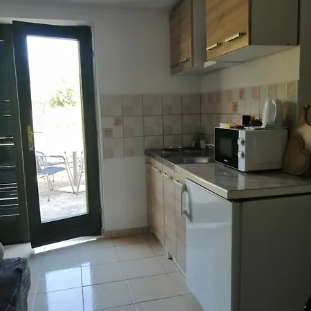 Bella Apartmani, Otok Ugljan - アパート カリ