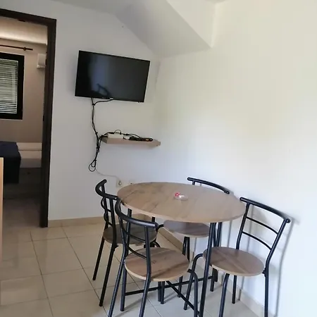 Bella Apartmani, Otok Ugljan - カリ
