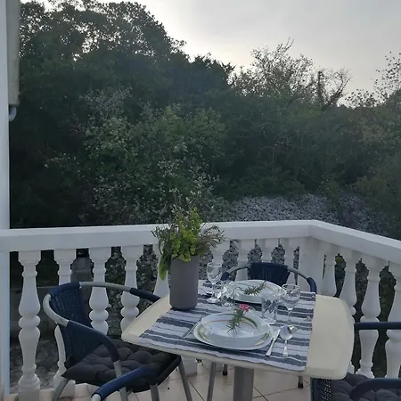 Bella Apartmani, Otok Ugljan - アパート カリ